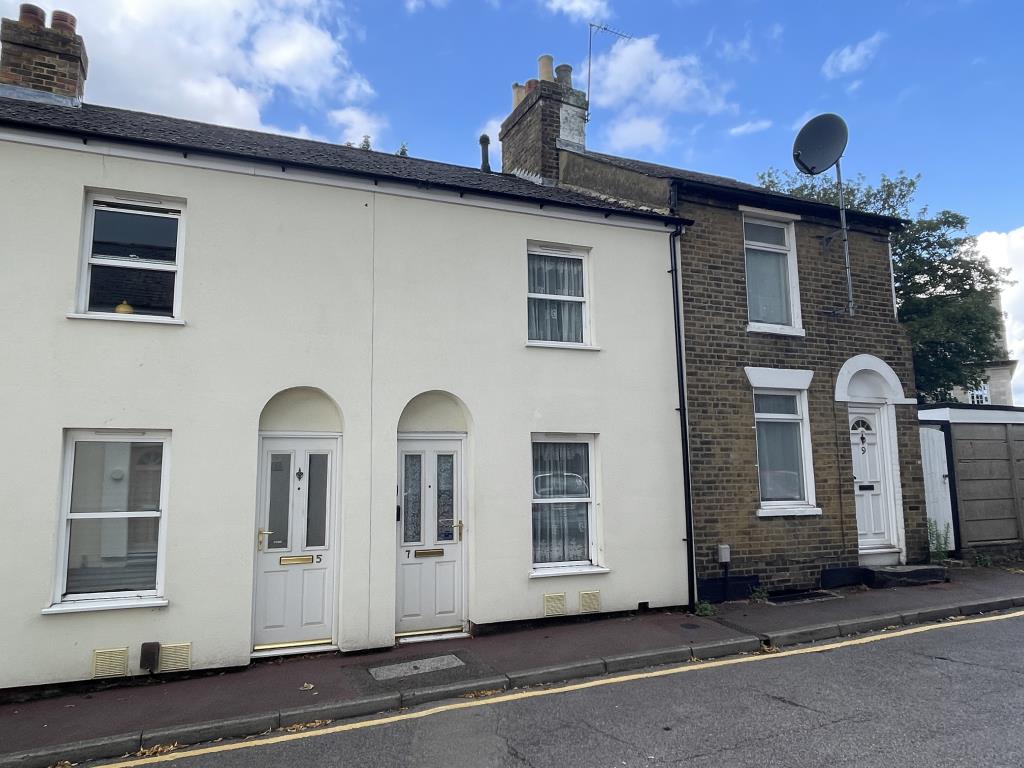 Lot: 41 - HOUSE FOR IMPROVEMENT IN TOWN CENTRE - Front view of town centre house